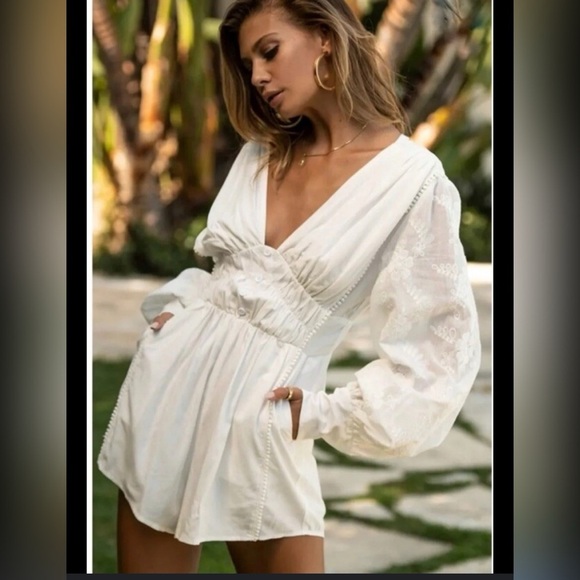 YLLW the Label White Alora Deep V Neckline Embroidered Playsuit Romper NEW Sz M - Picture 1 of 7